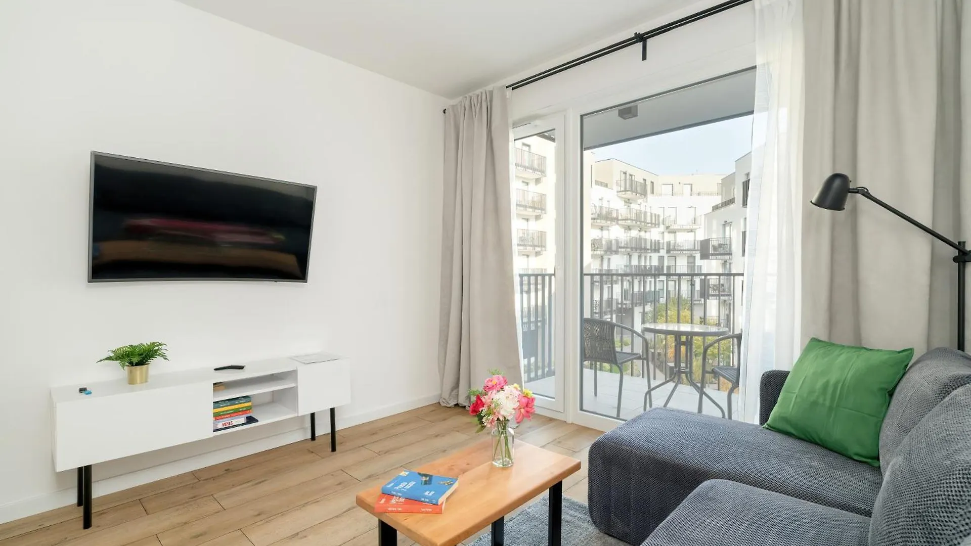 Stylish & Comfy Garbary Apartments With Parking By Noclegi Renters Poznań